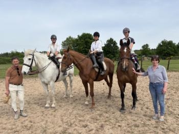 Sandra, sur Sky, à gauche, Ombline, sur Criss, et Agathe, sur Chambord, encadrées par Laurent Mézailles et Antoinette de la Bouillerie.