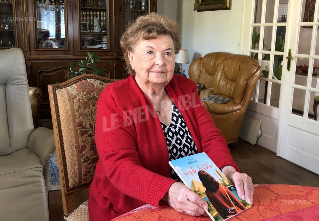 Colette Brochot et son premier roman, qu’elle décrit comme « un message d’optimisme ». Photo D. L.