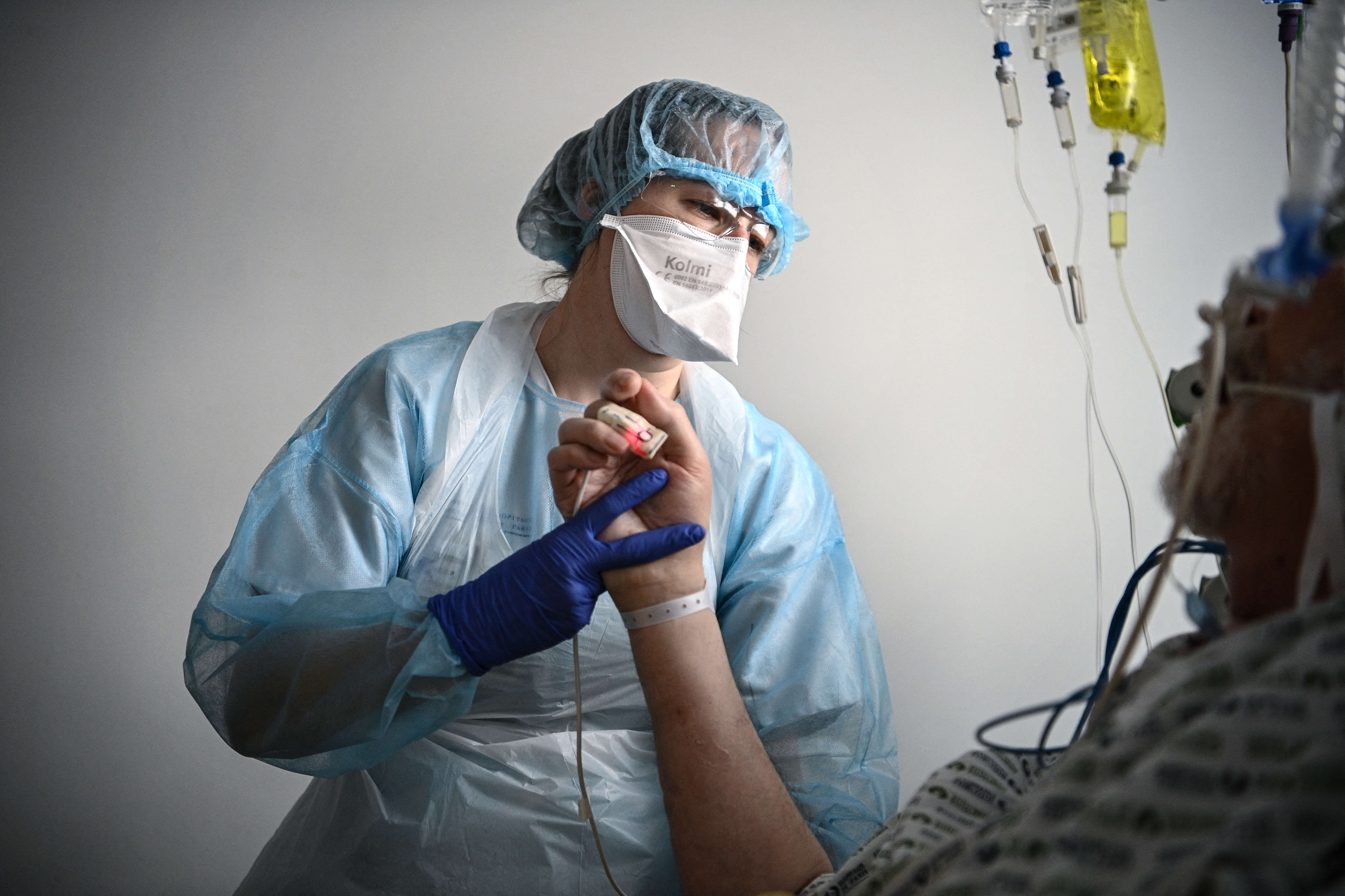 Un membre du personnel médical s’occupe d’un patient atteint du Covid-19 à l’hôpital européen Georges-Pompidou, à Paris, le 6 avril 2021.